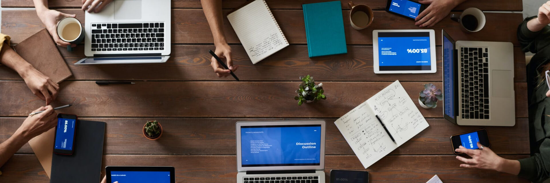 Arbeitsplatz der Digitalagentur Koerbler mit Notebooks und Tablets